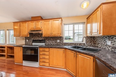 Lovely home with partial views of the Mountains and the Strait - photo 8