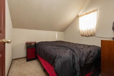 Escape to your own lakeside retreat with this charming 3-bedroom - photo 13