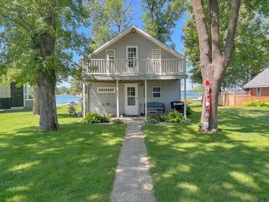 Escape to your own lakeside retreat with this charming 3-bedroom - photo 18