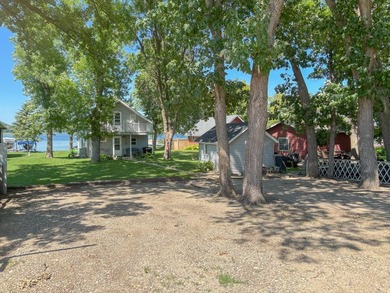 Escape to your own lakeside retreat with this charming 3-bedroom - photo 25