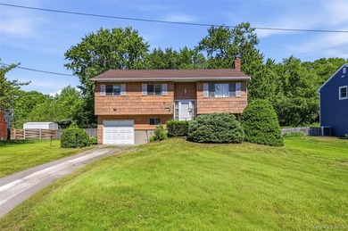 Well-Kept Home In Desirable West Islip With A Spacious Layout - photo 2