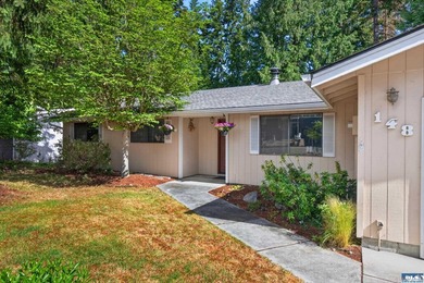 Enjoy comfortable living in this beautifully maintained - photo 4