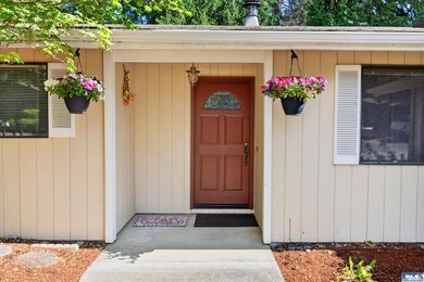 Enjoy comfortable living in this beautifully maintained - photo 5