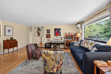 Enjoy comfortable living in this beautifully maintained - photo 9