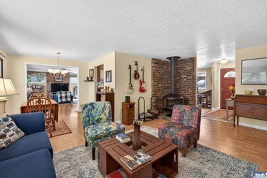 Enjoy comfortable living in this beautifully maintained - photo 10