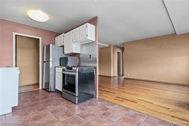 Welcome to this clean and cozy 2-bedroom, 1-bath co-op condo - photo 13