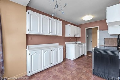 Welcome to this clean and cozy 2-bedroom, 1-bath co-op condo - photo 14