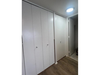 SPACIOUS ONE BEDRM +1.5 BATHS W OVERSIZED BEDRM FEATURES