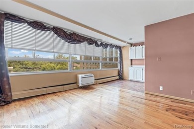 Welcome to this clean and cozy 2-bedroom, 1-bath co-op condo - photo 20