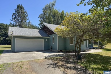 Nature meets convenience in this hidden Happy Valley gem. Tucked - photo 2