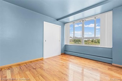 Welcome to this clean and cozy 2-bedroom, 1-bath co-op condo - photo 26