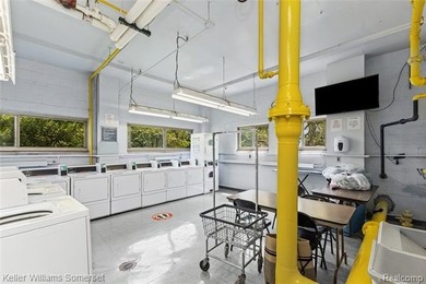 Welcome to this clean and cozy 2-bedroom, 1-bath co-op condo - photo 31