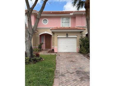 (private lake, pond, coastal) Townhome/Townhouse For Sale in Greenacres Florida