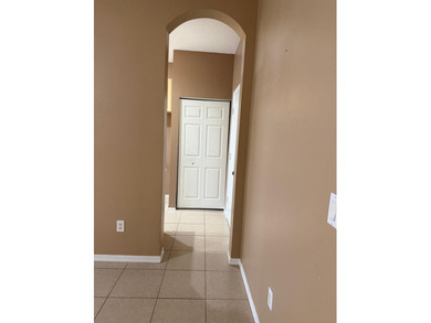 Excellent location with plenty of shops and restaurants nearby - photo 4