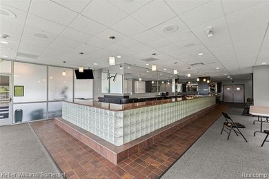 Welcome to this clean and cozy 2-bedroom, 1-bath co-op condo - photo 37