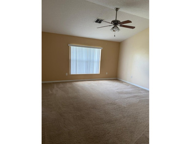 Excellent location with plenty of shops and restaurants nearby - photo 8