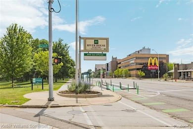 Welcome to this clean and cozy 2-bedroom, 1-bath co-op condo - photo 42