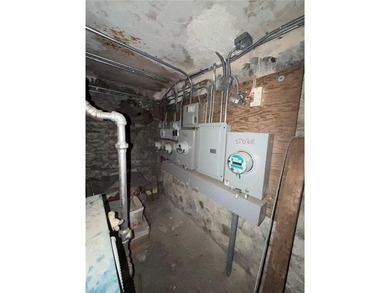 LOCATION! LOCATION! LOCATION! INVESTORS, GREAT OPPORTUNITY TO - photo 6