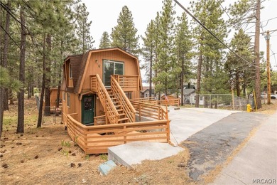 Located in the heart of The Village! This unique multi-unit - photo 3