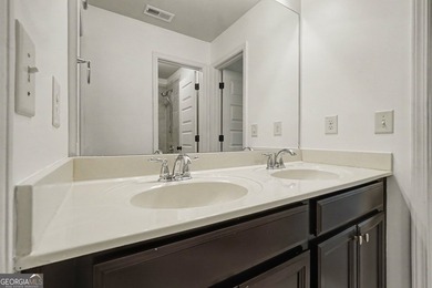 Welcome to your move-in-ready home! This well-maintained - photo 33
