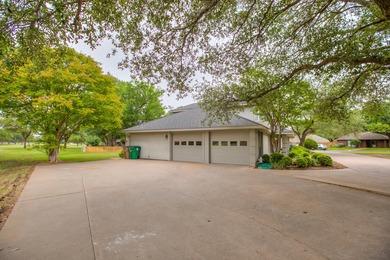 Beautiful 4-bedroom, 2.5-bath, two-story family home located on - photo 2