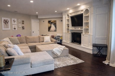 Sophisticated 2-bedroom + loft townhouse condo offering over 1 - photo 2