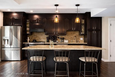Sophisticated 2-bedroom + loft townhouse condo offering over 1 - photo 7