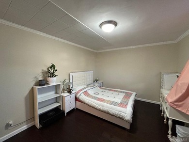 Totally Renovated Clearview One Bedroom Lower Level Unit (Size 3 - photo 12