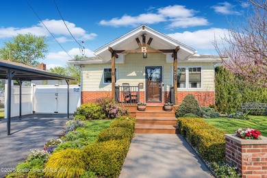 Charming detached ranch with fully finished detached garage - photo 2