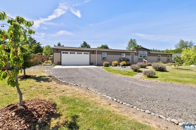 Welcome to this beautifully maintained 3-bedroom, 2-bath - photo 2