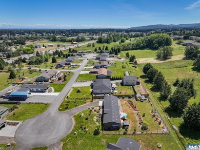 Welcome to this beautifully maintained 3-bedroom, 2-bath - photo 4