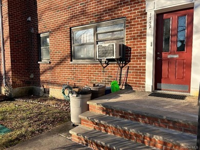 Totally Renovated Clearview One Bedroom Lower Level Unit (Size 3 - photo 25