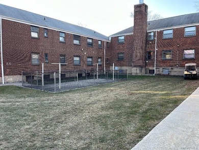 Totally Renovated Clearview One Bedroom Lower Level Unit (Size 3 - photo 26