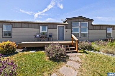 Welcome to this beautifully maintained 3-bedroom, 2-bath - photo 8