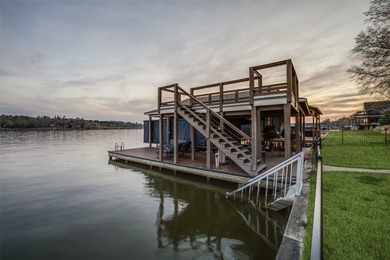 STUNNING & BEAUTIFULLY UPDATED multi-generational property HAS - photo 39