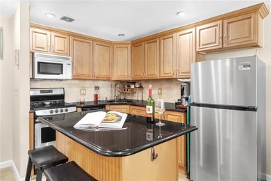 Beautifully maintained one bedroom co-op with a SUPER RARE - photo 4