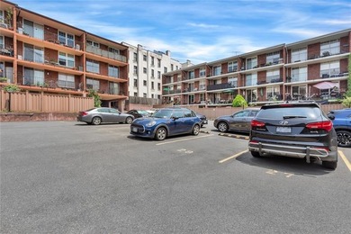 Beautifully maintained one bedroom co-op with a SUPER RARE - photo 8