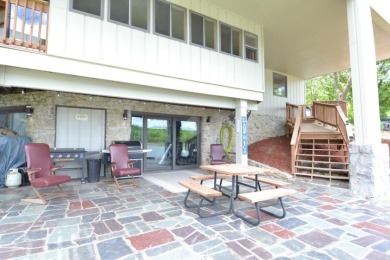 SPRAWLING LAKEFRONT HOME at its BEST! - photo 17