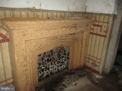 Three bedroom , 1.5 bath brick home with concrete facade and - photo 4