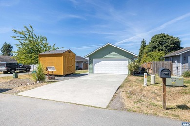 Built in 2009 with a traditional floor plan and design, this - photo 2