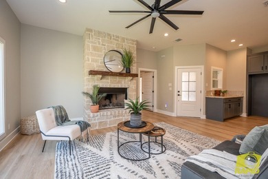 Like-new Bentwood Country Club home featuring 3 bedrooms, 2 - photo 3
