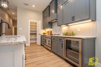 Like-new Bentwood Country Club home featuring 3 bedrooms, 2 - photo 4