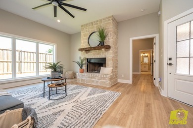 Like-new Bentwood Country Club home featuring 3 bedrooms, 2 - photo 5