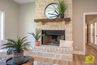 Like-new Bentwood Country Club home featuring 3 bedrooms, 2 - photo 6