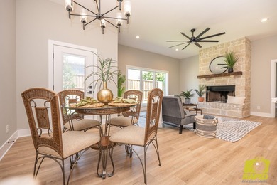Like-new Bentwood Country Club home featuring 3 bedrooms, 2 - photo 8
