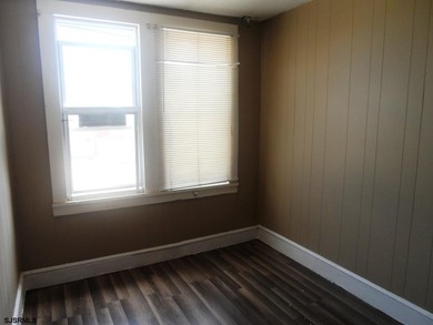 INVESTOR ALERT - SUPER LOW TAXES!! Bungalow Park single family - photo 11