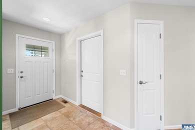 Welcome home to this beautifully maintained 3 bedroom, 2 bath - photo 4