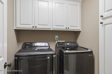 Welcome to this immaculate 3-bedroom, 3-bathroom home in - photo 21