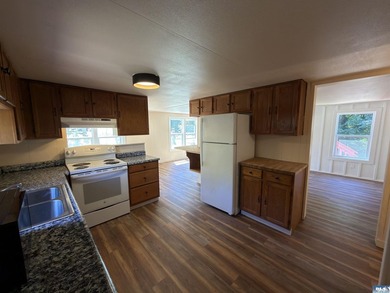 Well-kept and updated 2 bedroom, 1.75 bath manufactured home on - photo 2