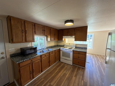 Well-kept and updated 2 bedroom, 1.75 bath manufactured home on - photo 4
